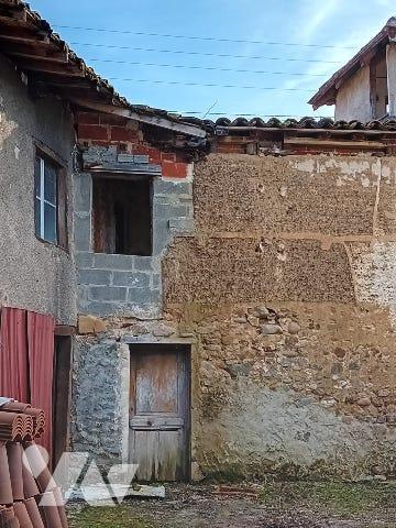 Un ensemble immobilier entierement à restaurer avec surface au sol de 272m² à sail sous couzan.