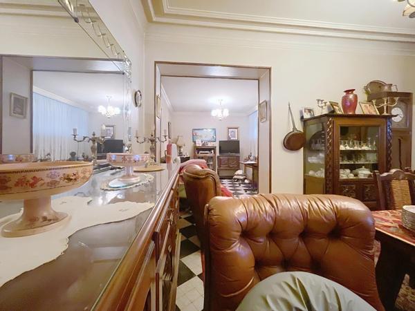 Ensemble immobilier avec maison de 140 m2 sur sous-sol et  deux commerces loués