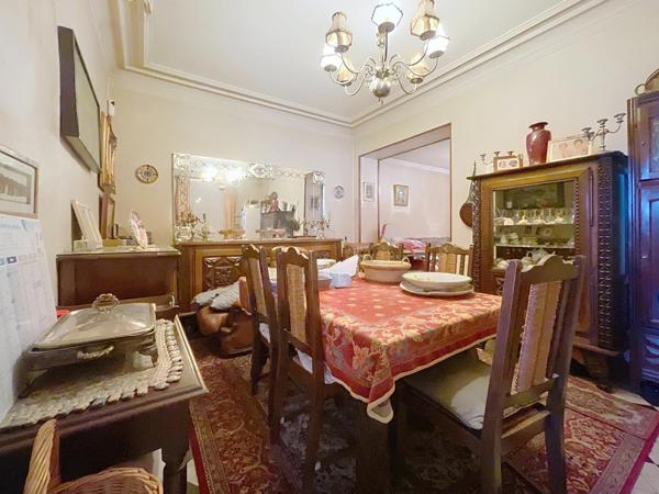 Ensemble immobilier avec maison de 140 m2 sur sous-sol et  deux commerces loués