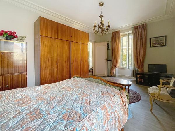 Ensemble immobilier avec maison de 140 m2 sur sous-sol et  deux commerces loués