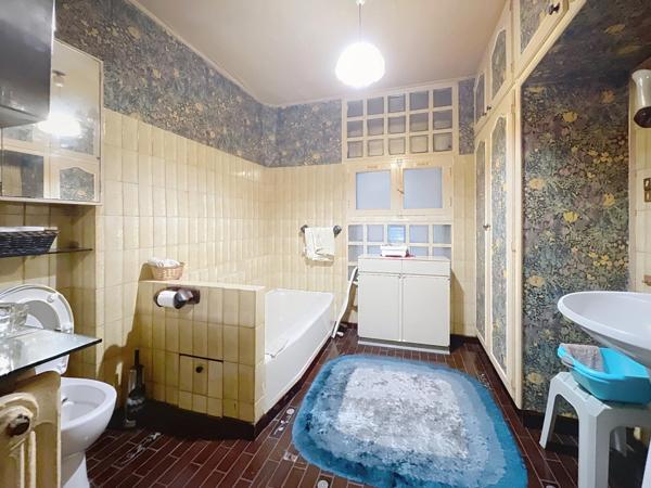 Ensemble immobilier avec maison de 140 m2 sur sous-sol et  deux commerces loués