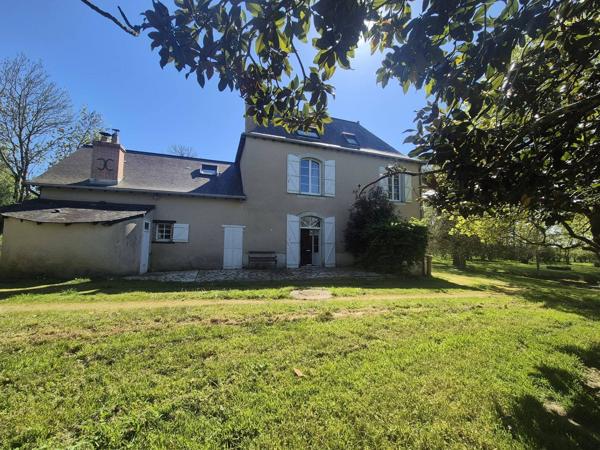 CHATEAU GONTIER SUR MAYENNE PROPRIETE AVEC MAISON DE MAITRE DE 160 M2 + DEPENDANCES DE 120 M2 AU SOL + ETANG + TERRAIN DE 2 HECTARES + PETITE MAISON EN LOCATION