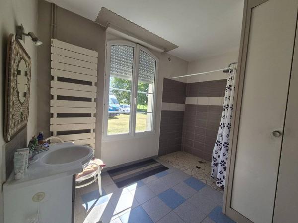 CHATEAU GONTIER SUR MAYENNE PROPRIETE AVEC MAISON DE MAITRE DE 160 M2 + DEPENDANCES DE 120 M2 AU SOL + ETANG + TERRAIN DE 2 HECTARES + PETITE MAISON EN LOCATION