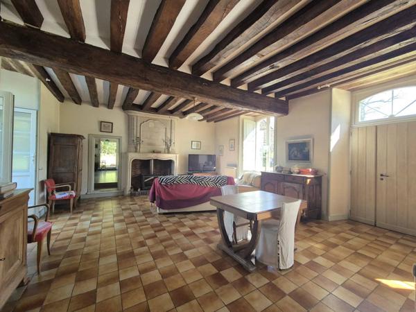CHATEAU GONTIER SUR MAYENNE PROPRIETE AVEC MAISON DE MAITRE DE 160 M2 + DEPENDANCES DE 120 M2 AU SOL + ETANG + TERRAIN DE 2 HECTARES + PETITE MAISON EN LOCATION