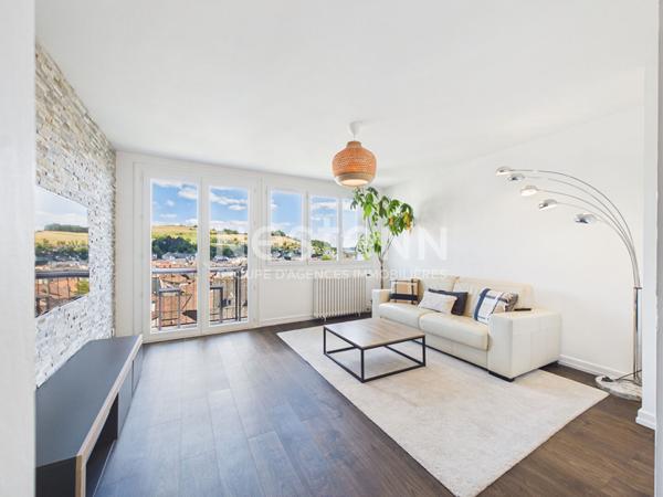 Aurillac centre-ville, à vendre appartement 3 pièces, rénové, avec balcon sans vis à vis, cave et garage.