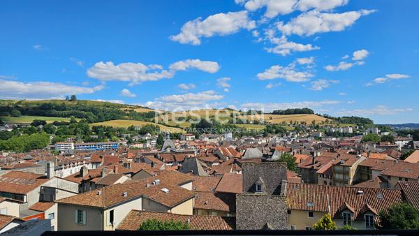Aurillac centre-ville, à vendre appartement 3 pièces, rénové, avec balcon sans vis à vis, cave et garage.