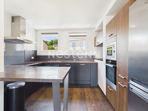 Aurillac centre-ville, à vendre appartement 3 pièces, rénové, avec balcon sans vis à vis, cave et garage.