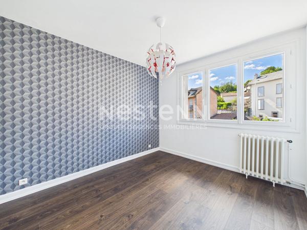 Aurillac centre-ville, à vendre appartement 3 pièces, rénové, avec balcon sans vis à vis, cave et garage.