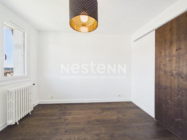 Aurillac centre-ville, à vendre appartement 3 pièces, rénové, avec balcon sans vis à vis, cave et garage.
