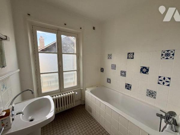 Appartement à Vendre à Vitré (35500) en Ille-et-Vilaine (35)

Cet appartement de 45.10 m² est...