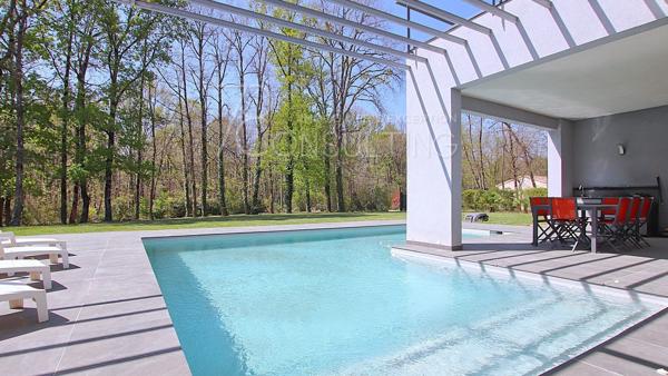VENTE 25MN NORD DE L’AÉROPORT MAISON CONTEMPORAINE 7 PIÈCES + SOUS-SOL SUR 5000M²