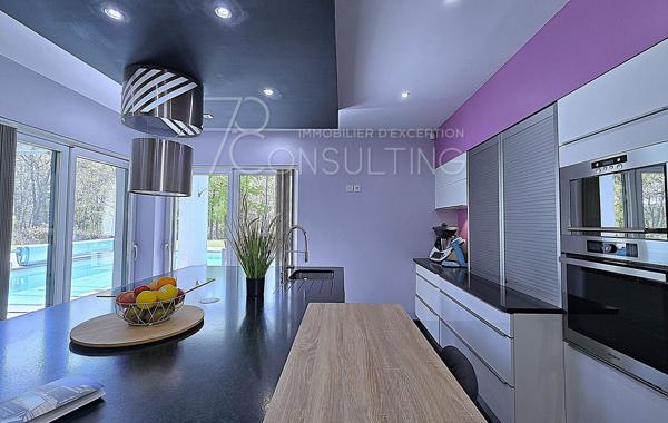 VENTE 25MN NORD DE L’AÉROPORT MAISON CONTEMPORAINE 7 PIÈCES + SOUS-SOL SUR 5000M²