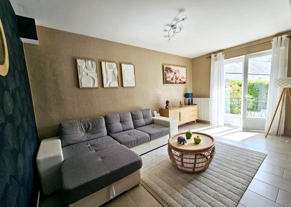 Maison rénovée avec jardin.