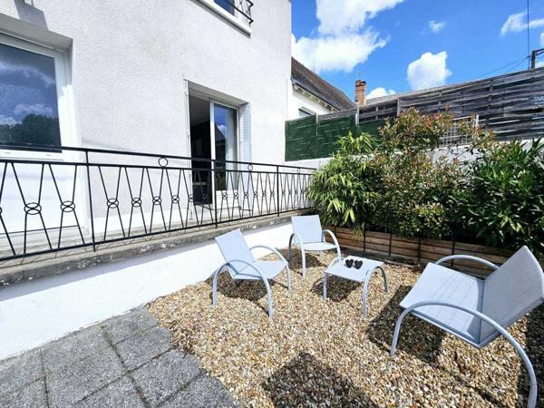 Maison rénovée avec jardin.