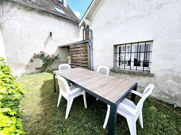 Maison rénovée avec jardin.