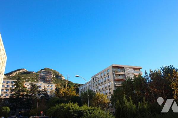 Appartement T2 de 54m2 carrez (à rafraîchir), au sein d'une copropriété agréable (10e, Marseille)