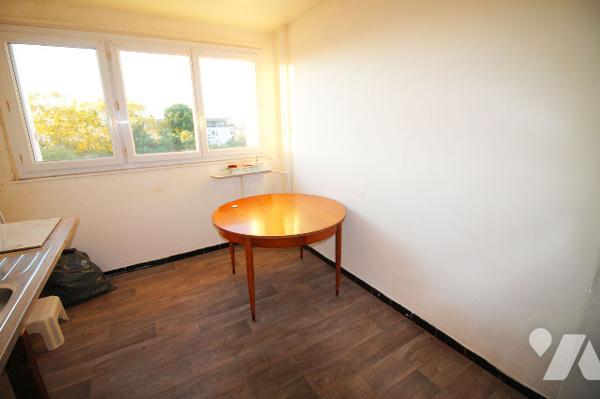 Appartement T2 de 54m2 carrez (à rafraîchir), au sein d'une copropriété agréable (10e, Marseille)