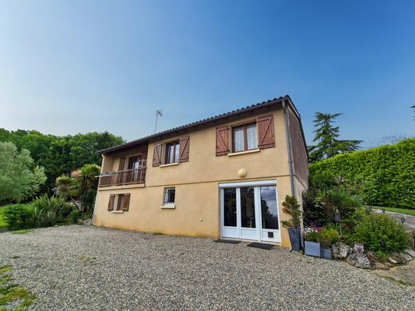 Auch (32000) Maison T6 de 172m2 avec piscine et garage sur terrain de 2,8 hectares - Auch 5 minutes