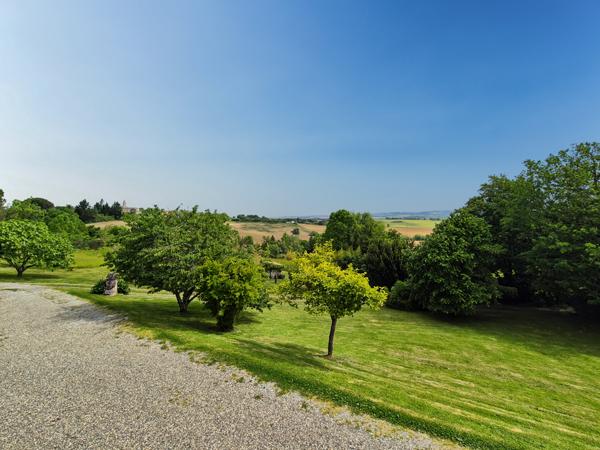 Auch (32000) Maison T6 de 172m2 avec piscine et garage sur terrain de 2,8 hectares - Auch 5 minutes