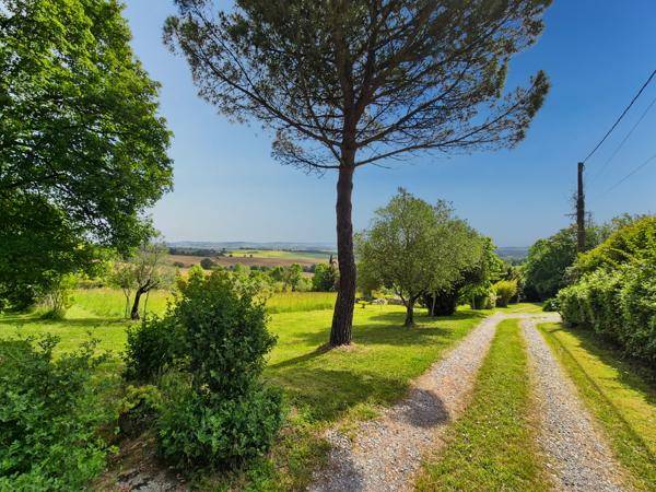 Auch (32000) Maison T6 de 172m2 avec piscine et garage sur terrain de 2,8 hectares - Auch 5 minutes