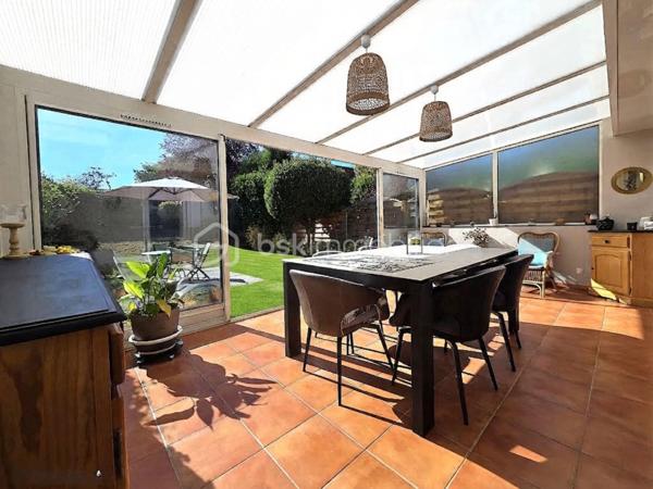 Magnifique maison mitoyenne de plus de 100 m² idéalement située dans le quartier recherché et calme du Bois des Friches, à proximité immédiate des écoles maternelle et primaire, un bien impeccable et parfaitement entretenu qui a bénéficié de nombreux travaux lors des dernières années ( électricité, revêtement de sol, salle de bain..). Elle se compose au rez-de-chaussée d'une entrée accueillante, d'une cuisine où l'on peut dîner, d'un lumineux double séjour et d'une magnifique véranda chauffée faisant office de salle à manger avec un accès direct au jardin, permettant d'obtenir un espace de vie monumental de près de 47 m² salon et véranda cumulés, ce niveau est complété par un garage bénéficiant d'une mezzanine pour optimiser cet espace. L'étage est desservi par un palier avec espace bureau, une chambre avec dressing, deux autres chambres et une salle de bains refaite à neuf. Le jardin sans vis-à-vis direct permettra de profiter pleinement de la saison estivale grâce à son cadre verdoyant, à son accès à la véranda et à une orientation plein ouest qui permet de bénéficier du soleil jusqu'aux dernières heures de la journée. Une cabane de jardin vous permettra de ranger vos outils sans encombrer le garage. Le tout complété par l'absence totale de travaux à prévoir pour cette maison clé en main où il n'y a plus qu'à poser vos valises. Quelques surprises qui ne sont pas mentionnées sur l'annonce vous attendent lors de la visite.