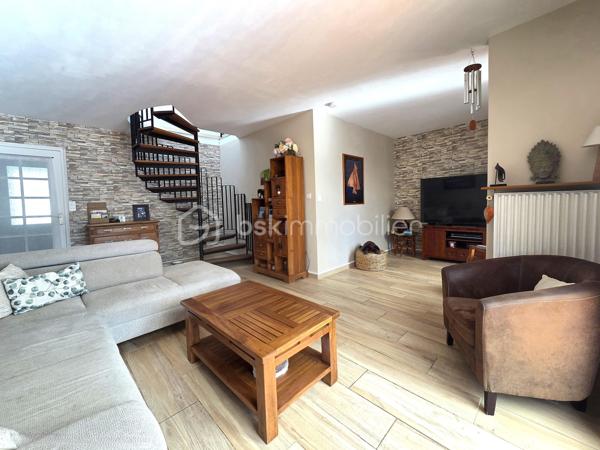 Magnifique maison mitoyenne de plus de 100 m² idéalement située dans le quartier recherché et calme du Bois des Friches, à proximité immédiate des écoles maternelle et primaire, un bien impeccable et parfaitement entretenu qui a bénéficié de nombreux travaux lors des dernières années ( électricité, revêtement de sol, salle de bain..). Elle se compose au rez-de-chaussée d'une entrée accueillante, d'une cuisine où l'on peut dîner, d'un lumineux double séjour et d'une magnifique véranda chauffée faisant office de salle à manger avec un accès direct au jardin, permettant d'obtenir un espace de vie monumental de près de 47 m² salon et véranda cumulés, ce niveau est complété par un garage bénéficiant d'une mezzanine pour optimiser cet espace. L'étage est desservi par un palier avec espace bureau, une chambre avec dressing, deux autres chambres et une salle de bains refaite à neuf. Le jardin sans vis-à-vis direct permettra de profiter pleinement de la saison estivale grâce à son cadre verdoyant, à son accès à la véranda et à une orientation plein ouest qui permet de bénéficier du soleil jusqu'aux dernières heures de la journée. Une cabane de jardin vous permettra de ranger vos outils sans encombrer le garage. Le tout complété par l'absence totale de travaux à prévoir pour cette maison clé en main où il n'y a plus qu'à poser vos valises. Quelques surprises qui ne sont pas mentionnées sur l'annonce vous attendent lors de la visite.