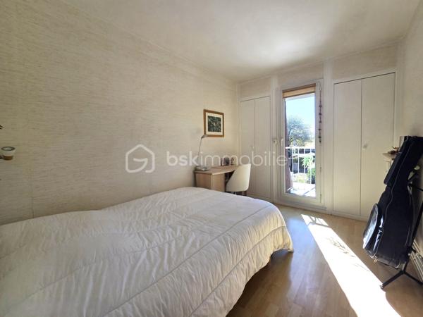 Magnifique maison mitoyenne de plus de 100 m² idéalement située dans le quartier recherché et calme du Bois des Friches, à proximité immédiate des écoles maternelle et primaire, un bien impeccable et parfaitement entretenu qui a bénéficié de nombreux travaux lors des dernières années ( électricité, revêtement de sol, salle de bain..). Elle se compose au rez-de-chaussée d'une entrée accueillante, d'une cuisine où l'on peut dîner, d'un lumineux double séjour et d'une magnifique véranda chauffée faisant office de salle à manger avec un accès direct au jardin, permettant d'obtenir un espace de vie monumental de près de 47 m² salon et véranda cumulés, ce niveau est complété par un garage bénéficiant d'une mezzanine pour optimiser cet espace. L'étage est desservi par un palier avec espace bureau, une chambre avec dressing, deux autres chambres et une salle de bains refaite à neuf. Le jardin sans vis-à-vis direct permettra de profiter pleinement de la saison estivale grâce à son cadre verdoyant, à son accès à la véranda et à une orientation plein ouest qui permet de bénéficier du soleil jusqu'aux dernières heures de la journée. Une cabane de jardin vous permettra de ranger vos outils sans encombrer le garage. Le tout complété par l'absence totale de travaux à prévoir pour cette maison clé en main où il n'y a plus qu'à poser vos valises. Quelques surprises qui ne sont pas mentionnées sur l'annonce vous attendent lors de la visite.