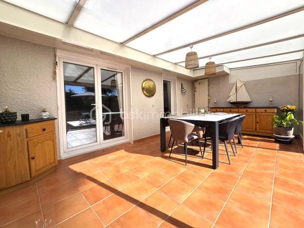 Magnifique maison mitoyenne de plus de 100 m² idéalement située dans le quartier recherché et calme du Bois des Friches, à proximité immédiate des écoles maternelle et primaire, un bien impeccable et parfaitement entretenu qui a bénéficié de nombreux travaux lors des dernières années ( électricité, revêtement de sol, salle de bain..). Elle se compose au rez-de-chaussée d'une entrée accueillante, d'une cuisine où l'on peut dîner, d'un lumineux double séjour et d'une magnifique véranda chauffée faisant office de salle à manger avec un accès direct au jardin, permettant d'obtenir un espace de vie monumental de près de 47 m² salon et véranda cumulés, ce niveau est complété par un garage bénéficiant d'une mezzanine pour optimiser cet espace. L'étage est desservi par un palier avec espace bureau, une chambre avec dressing, deux autres chambres et une salle de bains refaite à neuf. Le jardin sans vis-à-vis direct permettra de profiter pleinement de la saison estivale grâce à son cadre verdoyant, à son accès à la véranda et à une orientation plein ouest qui permet de bénéficier du soleil jusqu'aux dernières heures de la journée. Une cabane de jardin vous permettra de ranger vos outils sans encombrer le garage. Le tout complété par l'absence totale de travaux à prévoir pour cette maison clé en main où il n'y a plus qu'à poser vos valises. Quelques surprises qui ne sont pas mentionnées sur l'annonce vous attendent lors de la visite.
