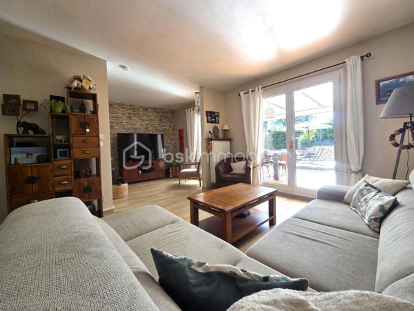 Magnifique maison mitoyenne de plus de 100 m² idéalement située dans le quartier recherché et calme du Bois des Friches, à proximité immédiate des écoles maternelle et primaire, un bien impeccable et parfaitement entretenu qui a bénéficié de nombreux travaux lors des dernières années ( électricité, revêtement de sol, salle de bain..). Elle se compose au rez-de-chaussée d'une entrée accueillante, d'une cuisine où l'on peut dîner, d'un lumineux double séjour et d'une magnifique véranda chauffée faisant office de salle à manger avec un accès direct au jardin, permettant d'obtenir un espace de vie monumental de près de 47 m² salon et véranda cumulés, ce niveau est complété par un garage bénéficiant d'une mezzanine pour optimiser cet espace. L'étage est desservi par un palier avec espace bureau, une chambre avec dressing, deux autres chambres et une salle de bains refaite à neuf. Le jardin sans vis-à-vis direct permettra de profiter pleinement de la saison estivale grâce à son cadre verdoyant, à son accès à la véranda et à une orientation plein ouest qui permet de bénéficier du soleil jusqu'aux dernières heures de la journée. Une cabane de jardin vous permettra de ranger vos outils sans encombrer le garage. Le tout complété par l'absence totale de travaux à prévoir pour cette maison clé en main où il n'y a plus qu'à poser vos valises. Quelques surprises qui ne sont pas mentionnées sur l'annonce vous attendent lors de la visite.