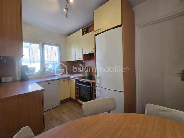 Magnifique maison mitoyenne de plus de 100 m² idéalement située dans le quartier recherché et calme du Bois des Friches, à proximité immédiate des écoles maternelle et primaire, un bien impeccable et parfaitement entretenu qui a bénéficié de nombreux travaux lors des dernières années ( électricité, revêtement de sol, salle de bain..). Elle se compose au rez-de-chaussée d'une entrée accueillante, d'une cuisine où l'on peut dîner, d'un lumineux double séjour et d'une magnifique véranda chauffée faisant office de salle à manger avec un accès direct au jardin, permettant d'obtenir un espace de vie monumental de près de 47 m² salon et véranda cumulés, ce niveau est complété par un garage bénéficiant d'une mezzanine pour optimiser cet espace. L'étage est desservi par un palier avec espace bureau, une chambre avec dressing, deux autres chambres et une salle de bains refaite à neuf. Le jardin sans vis-à-vis direct permettra de profiter pleinement de la saison estivale grâce à son cadre verdoyant, à son accès à la véranda et à une orientation plein ouest qui permet de bénéficier du soleil jusqu'aux dernières heures de la journée. Une cabane de jardin vous permettra de ranger vos outils sans encombrer le garage. Le tout complété par l'absence totale de travaux à prévoir pour cette maison clé en main où il n'y a plus qu'à poser vos valises. Quelques surprises qui ne sont pas mentionnées sur l'annonce vous attendent lors de la visite.