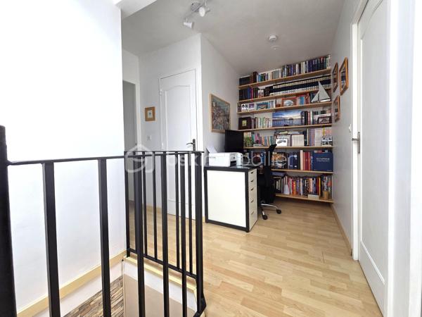 Magnifique maison mitoyenne de plus de 100 m² idéalement située dans le quartier recherché et calme du Bois des Friches, à proximité immédiate des écoles maternelle et primaire, un bien impeccable et parfaitement entretenu qui a bénéficié de nombreux travaux lors des dernières années ( électricité, revêtement de sol, salle de bain..). Elle se compose au rez-de-chaussée d'une entrée accueillante, d'une cuisine où l'on peut dîner, d'un lumineux double séjour et d'une magnifique véranda chauffée faisant office de salle à manger avec un accès direct au jardin, permettant d'obtenir un espace de vie monumental de près de 47 m² salon et véranda cumulés, ce niveau est complété par un garage bénéficiant d'une mezzanine pour optimiser cet espace. L'étage est desservi par un palier avec espace bureau, une chambre avec dressing, deux autres chambres et une salle de bains refaite à neuf. Le jardin sans vis-à-vis direct permettra de profiter pleinement de la saison estivale grâce à son cadre verdoyant, à son accès à la véranda et à une orientation plein ouest qui permet de bénéficier du soleil jusqu'aux dernières heures de la journée. Une cabane de jardin vous permettra de ranger vos outils sans encombrer le garage. Le tout complété par l'absence totale de travaux à prévoir pour cette maison clé en main où il n'y a plus qu'à poser vos valises. Quelques surprises qui ne sont pas mentionnées sur l'annonce vous attendent lors de la visite.