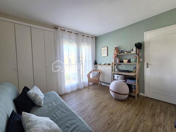 Magnifique maison mitoyenne de plus de 100 m² idéalement située dans le quartier recherché et calme du Bois des Friches, à proximité immédiate des écoles maternelle et primaire, un bien impeccable et parfaitement entretenu qui a bénéficié de nombreux travaux lors des dernières années ( électricité, revêtement de sol, salle de bain..). Elle se compose au rez-de-chaussée d'une entrée accueillante, d'une cuisine où l'on peut dîner, d'un lumineux double séjour et d'une magnifique véranda chauffée faisant office de salle à manger avec un accès direct au jardin, permettant d'obtenir un espace de vie monumental de près de 47 m² salon et véranda cumulés, ce niveau est complété par un garage bénéficiant d'une mezzanine pour optimiser cet espace. L'étage est desservi par un palier avec espace bureau, une chambre avec dressing, deux autres chambres et une salle de bains refaite à neuf. Le jardin sans vis-à-vis direct permettra de profiter pleinement de la saison estivale grâce à son cadre verdoyant, à son accès à la véranda et à une orientation plein ouest qui permet de bénéficier du soleil jusqu'aux dernières heures de la journée. Une cabane de jardin vous permettra de ranger vos outils sans encombrer le garage. Le tout complété par l'absence totale de travaux à prévoir pour cette maison clé en main où il n'y a plus qu'à poser vos valises. Quelques surprises qui ne sont pas mentionnées sur l'annonce vous attendent lors de la visite.