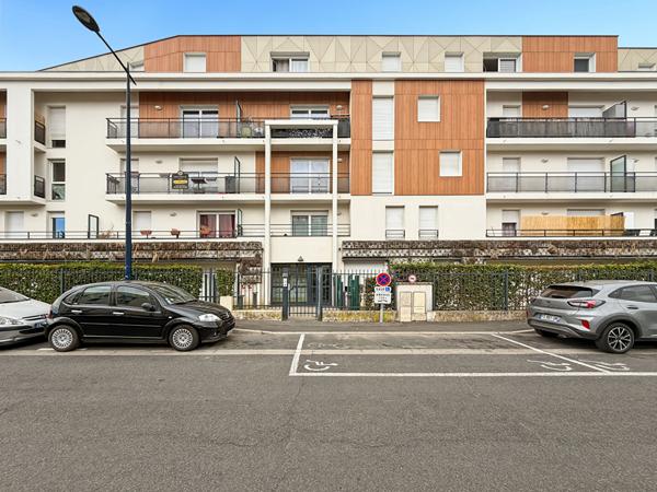 Appartement 2 pièces à louer à Dammarie-les-Lys - Dernier étage avec parking