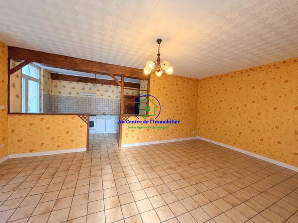 Maison en pierre de plain-pied avec jardin et garage