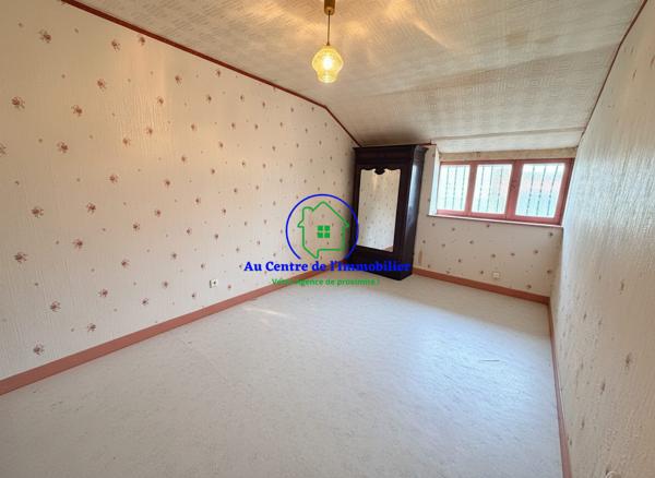 Maison en pierre de plain-pied avec jardin et garage