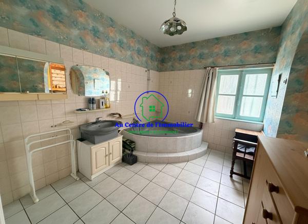 Maison en pierre de plain-pied avec jardin et garage