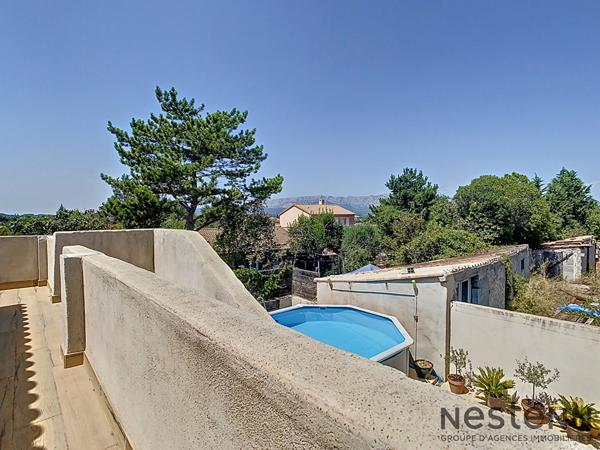 Haut de villa traversant T4 91 m² entièrement rénové Double terrasse avec vues magnifiques, piscine privative et stationnement