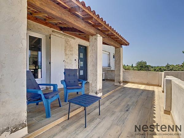 Haut de villa traversant T4 91 m² entièrement rénové Double terrasse avec vues magnifiques, piscine privative et stationnement