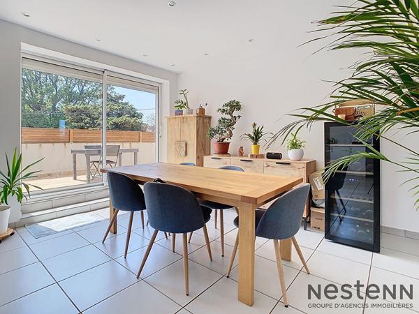 Haut de villa traversant T4 91 m² entièrement rénové Double terrasse avec vues magnifiques, piscine privative et stationnement