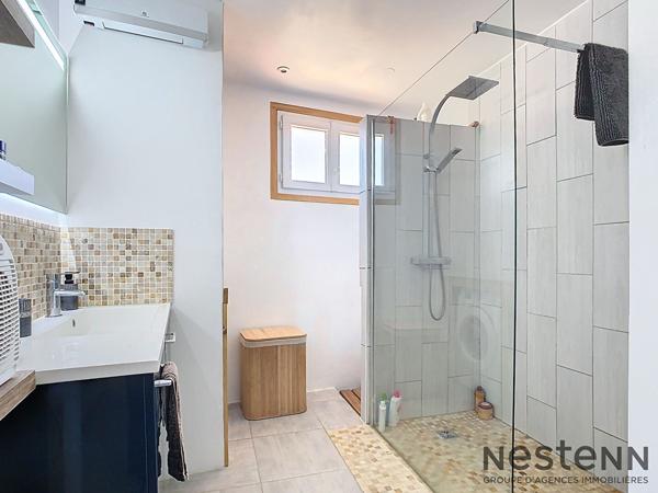 Haut de villa traversant T4 91 m² entièrement rénové Double terrasse avec vues magnifiques, piscine privative et stationnement