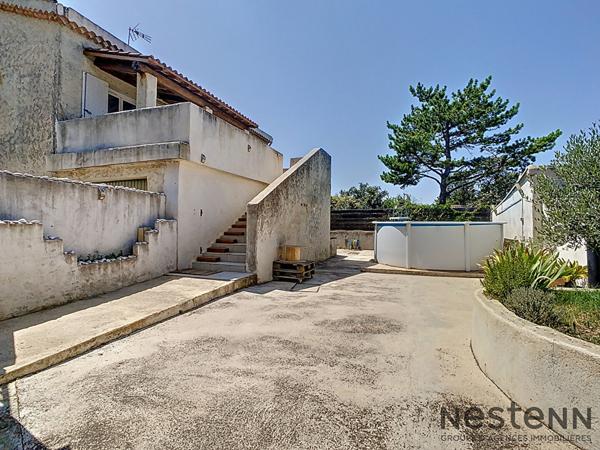 Haut de villa traversant T4 91 m² entièrement rénové Double terrasse avec vues magnifiques, piscine privative et stationnement
