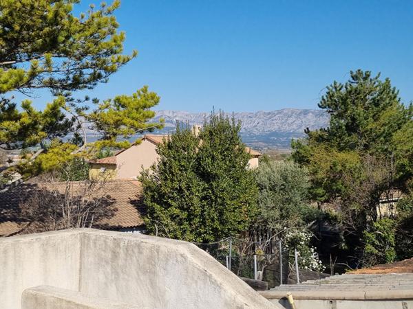 Haut de villa traversant T4 91 m² entièrement rénové Double terrasse avec vues magnifiques, piscine privative et stationnement