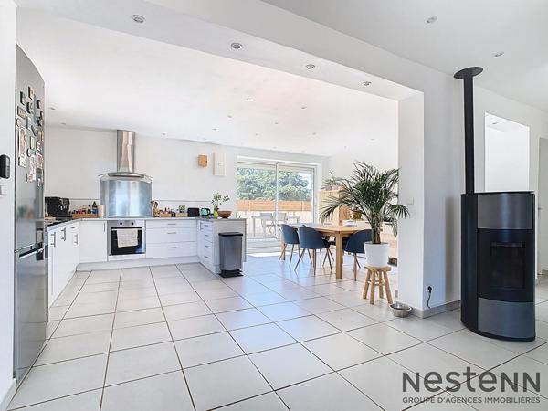 Haut de villa traversant T4 91 m² entièrement rénové Double terrasse avec vues magnifiques, piscine privative et stationnement