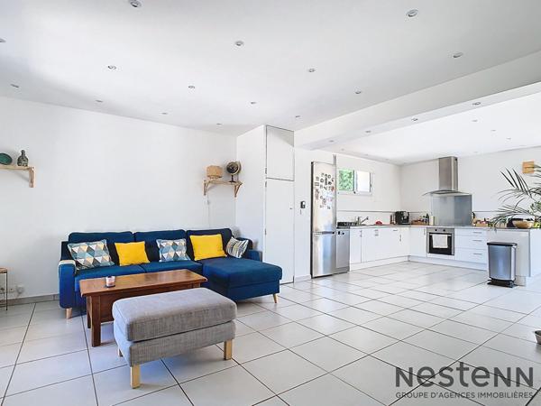 Haut de villa traversant T4 91 m² entièrement rénové Double terrasse avec vues magnifiques, piscine privative et stationnement