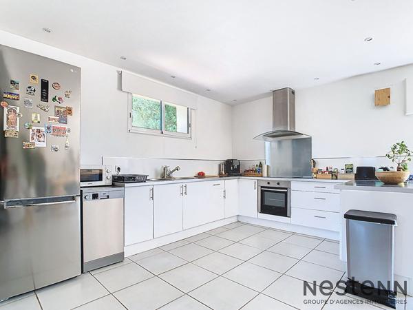 Haut de villa traversant T4 91 m² entièrement rénové Double terrasse avec vues magnifiques, piscine privative et stationnement