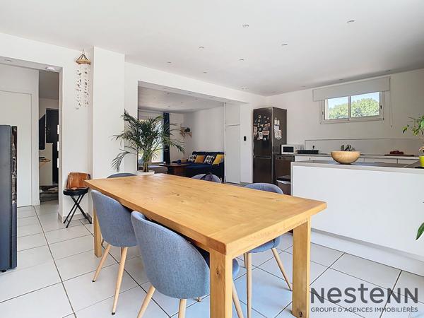 Haut de villa traversant T4 91 m² entièrement rénové Double terrasse avec vues magnifiques, piscine privative et stationnement