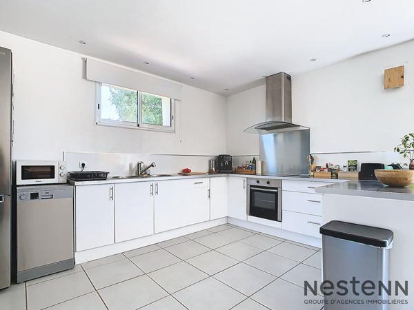 Haut de villa traversant T4 91 m² entièrement rénové Double terrasse avec vues magnifiques, piscine privative et stationnement