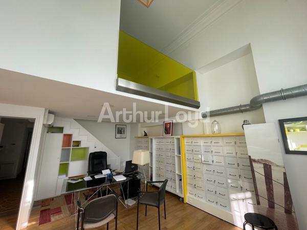 Bureaux à vendre à Armentières - Locaux professionnels lumineux, mezzanines et climatisation