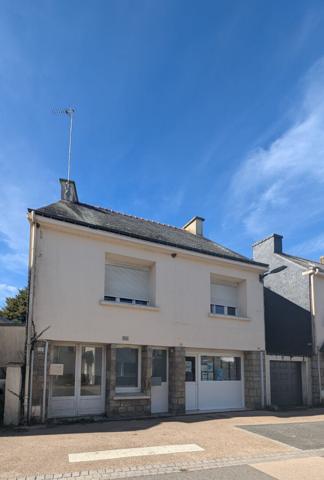 Maison à vendre à Radenac avec un local commercial loué