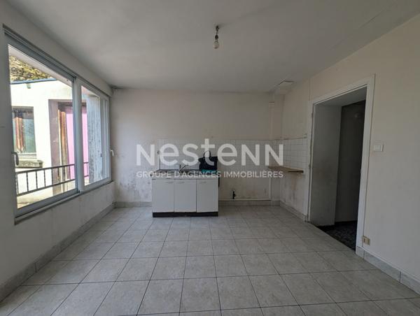 Maison à vendre à Radenac avec un local commercial loué